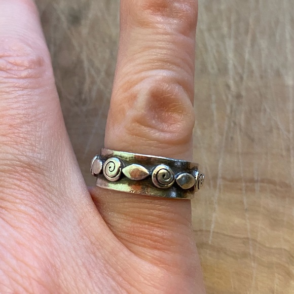 Vintage signed 925 silver ring with designs - Picture 1 of 7